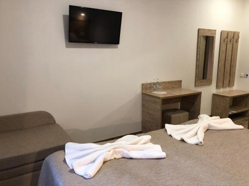 ein Zimmer mit einem Sofa und einem Tisch mit einem Spiegel in der Unterkunft Hotel Bonus in Kolomyja