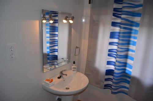 A bathroom at Apartamentos La Eliza