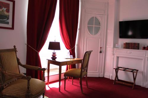 a room with a table and chairs and a window at Résidence et Chambres d'Hôtes de La Porte d'Arras in Douai