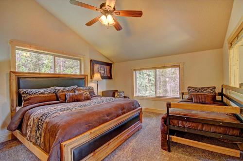 Ένα ή περισσότερα κρεβάτια σε δωμάτιο στο Grand Moose Lodge Home