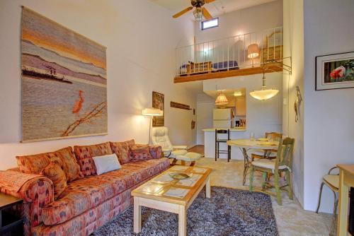 una sala de estar con un sofá y una mesa en Alpenrose 303, en Breckenridge