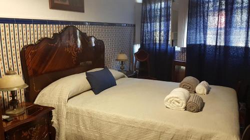 - une chambre avec un lit et des serviettes dans l'établissement Casa do Cerrado, à Casal da Igreja