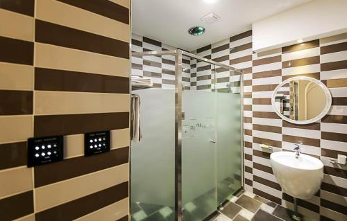 A bathroom at Dubai Hotel
