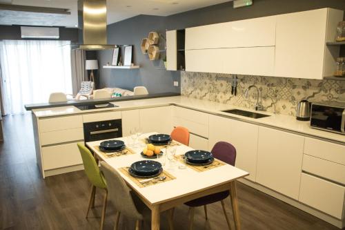 Kuchyň nebo kuchyňský kout v ubytování Sunshine Suites