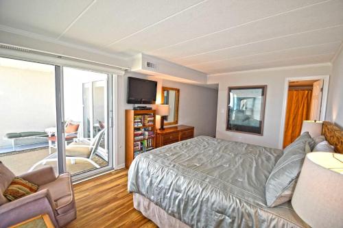 una camera con letto, divano e TV di Constellation House 510 a Ocean City