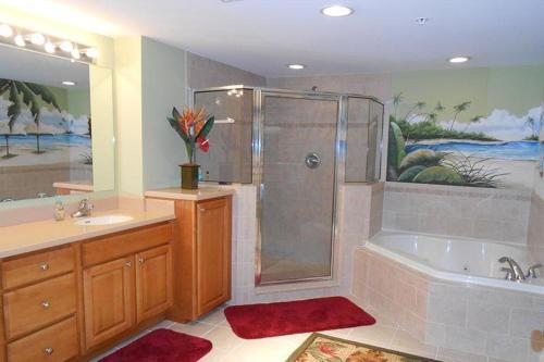 Bel Mare 100 في آوشين سيتي: حمام مع دش وحوض استحمام ومغسلة
