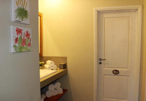a bathroom with a sink and a mirror at Casa Retama Boutique in Sierra de la Ventana