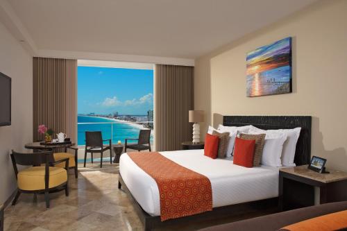 Postel nebo postele na pokoji v ubytování Krystal Grand Cancun All Inclusive