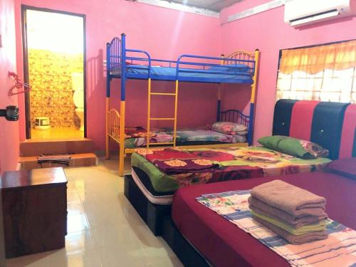 Двухъярусная кровать или двухъярусные кровати в номере Anis View Perhentian