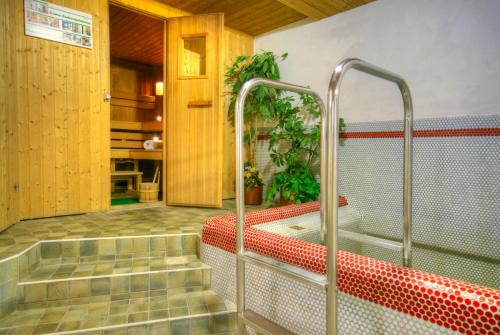 ゲルロスにあるGarni Birkenheimのバスルーム(シャワー、バスタブ付)