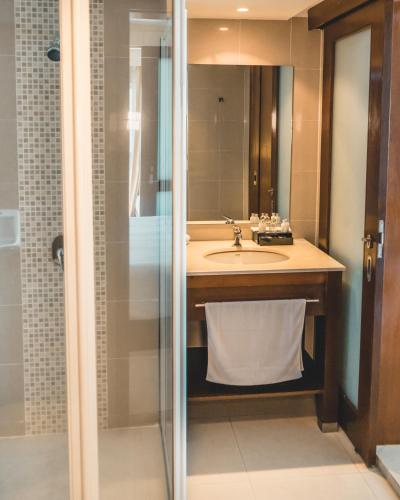 un baño con lavabo y ducha en Avillion Admiral Cove, en Port Dickson