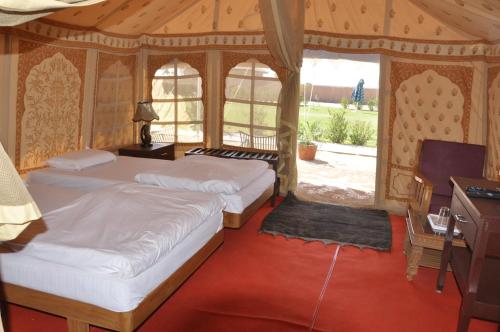Un pat sau paturi într-o cameră la Kurja Resort