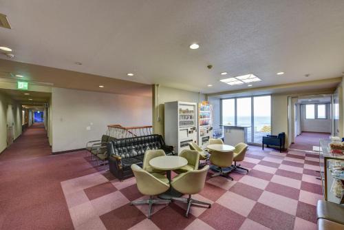 a lobby with tables and chairs in a building at Eboshiso in Tamagawa