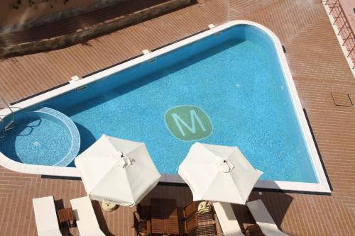 una vista sul tetto di una piscina con ombrelloni di Moreto Seaside Aparthotel a Obzor