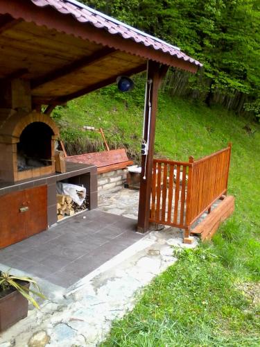 a patio with a pizza oven in a yard at Casa Ozon in Vulcan