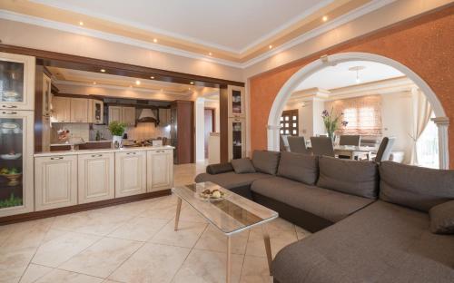een woonkamer met een bank en een tafel bij Villa Vicky in Zakynthos