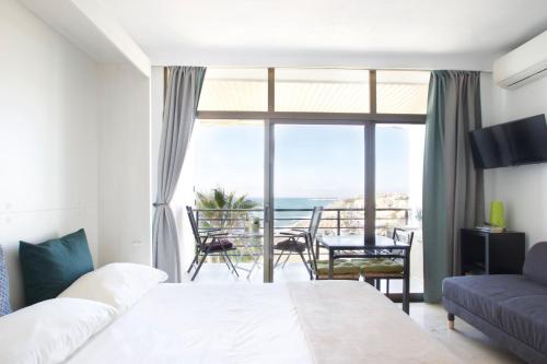 Sea front studio with spacious balcony Santa Clara