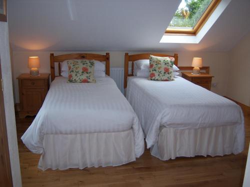En eller flere senger på et rom på Annagh Cottage