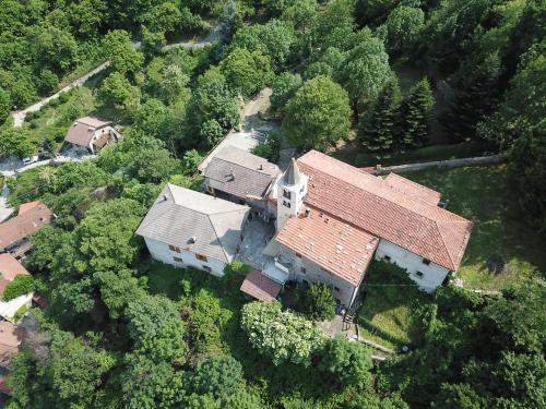 an overhead view of a large house with a roof at B&B Sanpancrazio in Vale