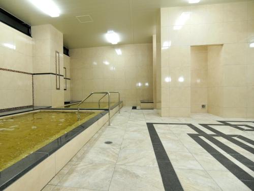 久留米市にあるグリーンリッチホテル久留米【天然温泉・有馬六ツ門の湯】の広い客室で、水のプールが付いています。