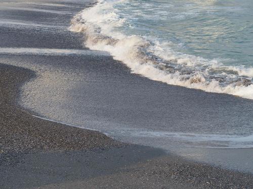 a view of the beach with the waves coming in at Hotel Carmen Azzuro in Venus