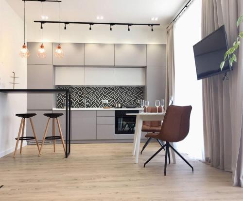 Η κουζίνα ή μικρή κουζίνα στο MODERN LUXURY Apartment in the heart of Kiev