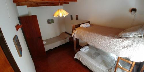 Dormitorio pequeño con cama y armario pequeño en Coronel Rodhe - Andarlibre en San Martín de los Andes