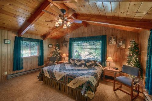 Ліжко або ліжка в номері Grandma's Cabin Yellowstone Vacation Home