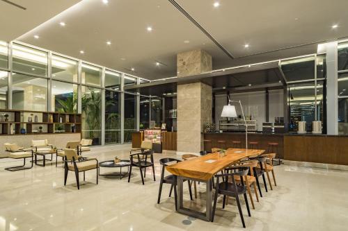 - une salle à manger avec une table et des chaises dans l'établissement Citadines Bay City Manila, à Manille