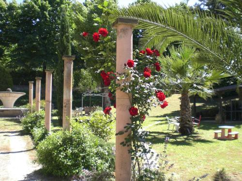 a pillar with flowers on it in a garden at Villa di Christian e Michelle in Rome
