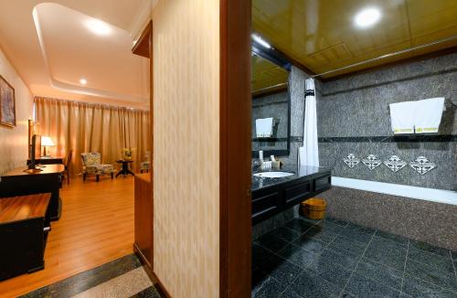 TV a/nebo společenská místnost v ubytování Muong Thanh Luxury Song Han Hotel
