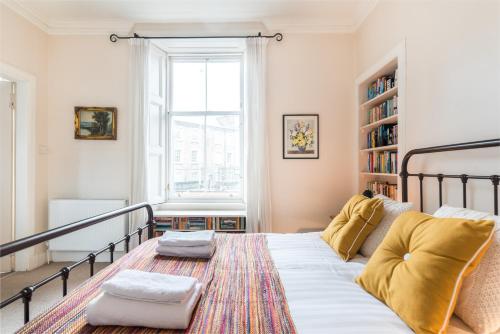 une chambre avec un lit et une étagère dans l'établissement Spacious & Unique city central 1 bed with WiFi, à Édimbourg