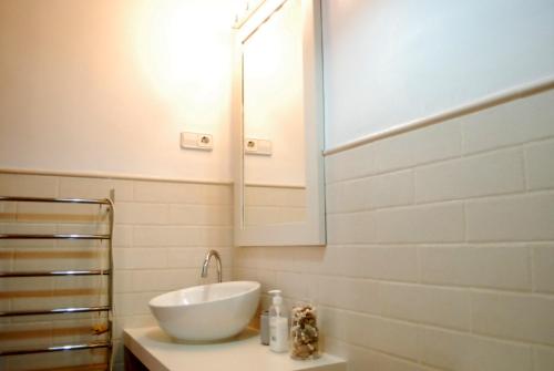 バレンシアにあるVlc Apartamentsのバスルーム(白い洗面台、鏡付)