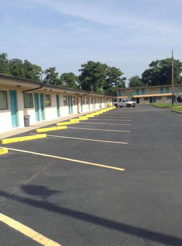a parking lot in front of a building at New Orleans Inn in New Orleans
