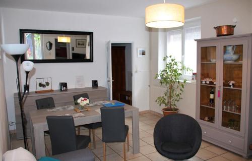 un salon avec une table et des chaises de salle à manger dans l'établissement Maison Toulousaine avec jardin, à Toulouse