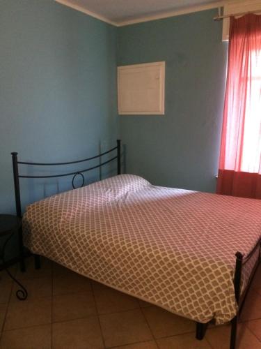 sypialnia z łóżkiem w pokoju z oknem w obiekcie Sotto i coppi w mieście Refrancore