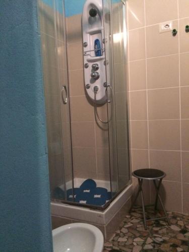 łazienka z prysznicem, toaletą i stołkiem w obiekcie Sotto i coppi w mieście Refrancore