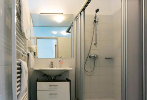 y baño con lavabo y ducha. en Kaplan am Kurpark, en Bad Tatzmannsdorf