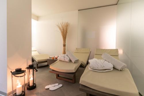 レードロにあるDa Elda Natural Retreatのベッド2台、テーブル、キャンドルが備わる客室です。