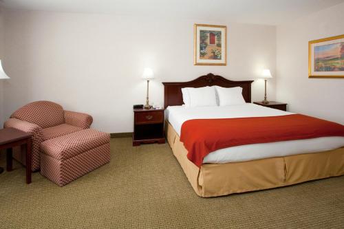 A bed or beds in a room at Baymont by Wyndham Belen NM