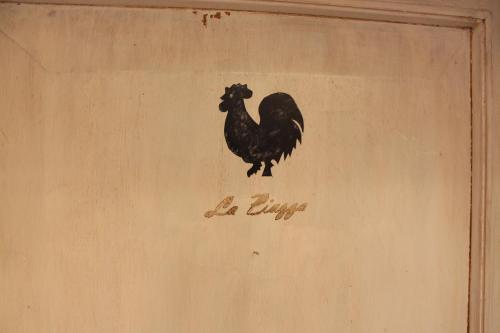 a painting of a rooster on the side of a wall at Le Terrazze Del Chianti b&b Residenza d'Epoca e di Charme in Tavarnelle in Val di Pesa