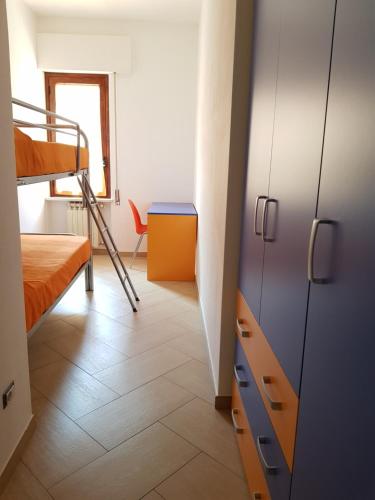 une chambre avec un lit superposé et une chambre avec lits superposés avec une échelle dans l'établissement Appartamento tra mare e montagna, à Baunei
