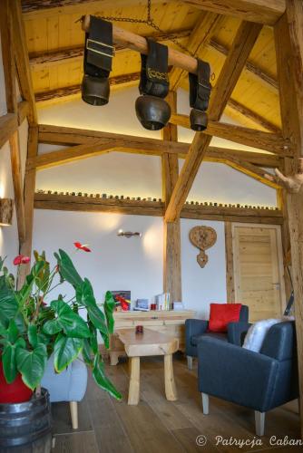 a living room with a couch and a table at La grange d'Aldaré Chambres d'hôtes in Combloux