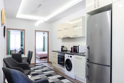 cocina con nevera y lavavajillas en 3 En Suit bedroom flat in the main centre for 6ppl, 3BDR,3BTHR,AC, en Budapest