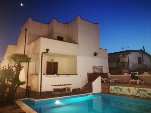 une maison avec une piscine en face de celle-ci dans l'établissement Casa Nensy 2, à Santa Maria di Castellabate