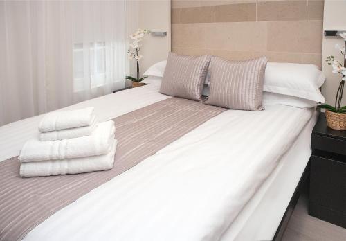 מיטה או מיטות בחדר ב-NOX Golders Green