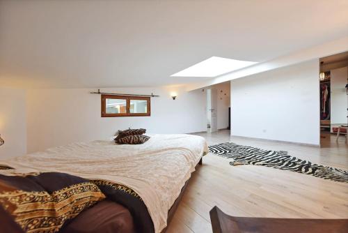 Ένα ή περισσότερα κρεβάτια σε δωμάτιο στο Loft d'exception 350m2 spacieux et lumineux avec piscine à 15 min de la mer