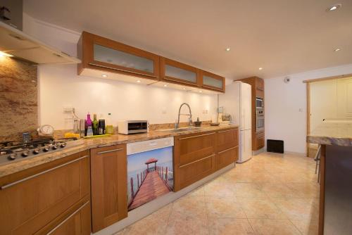 Η κουζίνα ή μικρή κουζίνα στο Loft d'exception 350m2 spacieux et lumineux avec piscine à 15 min de la mer