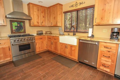 Dapur atau dapur kecil di The Lodge at Snow Summit Home