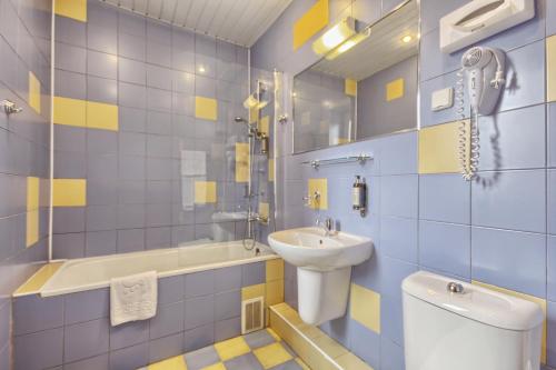 Inza Hotel tesisinde bir banyo